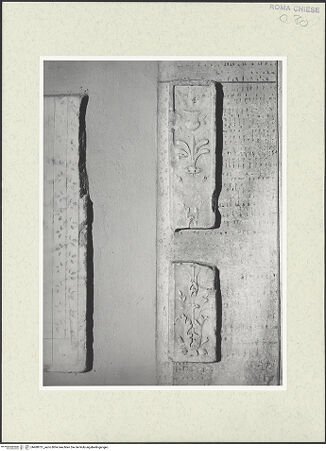 Vorderseite von Sopr. BAS ROMA [https://www.deutsche-digitale-bibliothek.de/content/lizenzen/rv-ez/] Zwei Fragmente eines Türrahmens - , bh488751_recto. Foto.