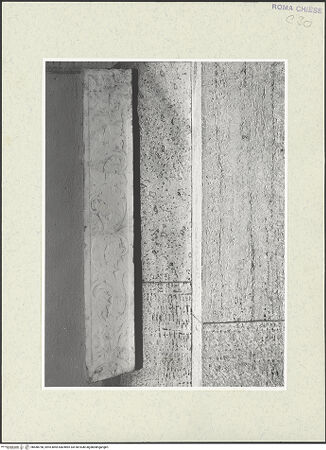 Vorderseite von Sopr. BAS ROMA [https://www.deutsche-digitale-bibliothek.de/content/lizenzen/rv-ez/] Fragment eines Türrahmens - , bh488758_recto. Foto.