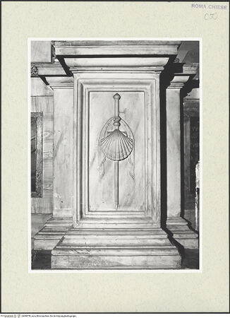 Vorderseite von Sopr. BAS ROMA [https://www.deutsche-digitale-bibliothek.de/content/lizenzen/rv-ez/] Hochaltar - Detail: Sockelzone, Säulenbasis mit Attributen des heiligen Jakobus in Relief, bh488759_recto. Foto.