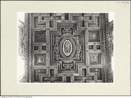 Vorderseite von Sopr. BAS Roma [https://www.deutsche-digitale-bibliothek.de/content/lizenzen/rv-ez/] Kassettendecke - Teilansicht der Decke, Hauptkompartiment mit Madonna, bh488827_recto. Foto.