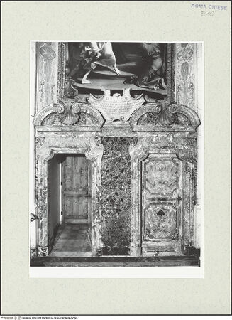 Vorderseite von Sopr. BAS ROMA [https://www.deutsche-digitale-bibliothek.de/content/lizenzen/rv-ez/] Tür - , bh488868_recto. Foto.