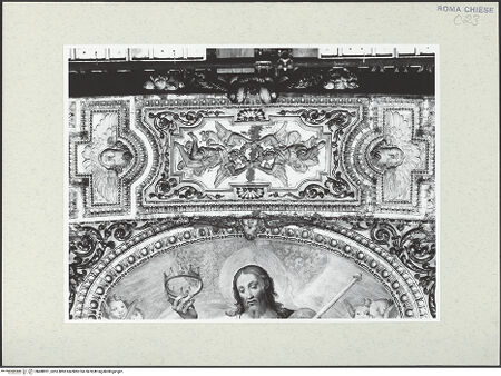 Vorderseite von Sopr. BAS Roma [https://rightsstatements.org/page/CNE/1.0/] Stuckierung des Presbyteriums - Scheitel des Apsisbogens: Engel mit Blütenkranz, bh488921_recto. Foto.