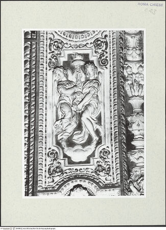 Vorderseite von Sopr. BAS Roma [https://rightsstatements.org/page/CNE/1.0/] Stuckierung des Presbyteriums - Unterzug des Apsisbogens: Engel mit Flammenkandelaber, bh488922_recto. Foto.