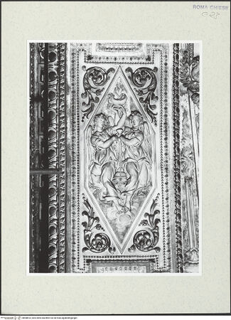 Vorderseite von Sopr. BAS Roma [https://rightsstatements.org/page/CNE/1.0/] Stuckierung des Presbyteriums - Unterzug des Apsisbogens: Engel mit Weihrauchgefäßen, bh488923_recto. Foto.
