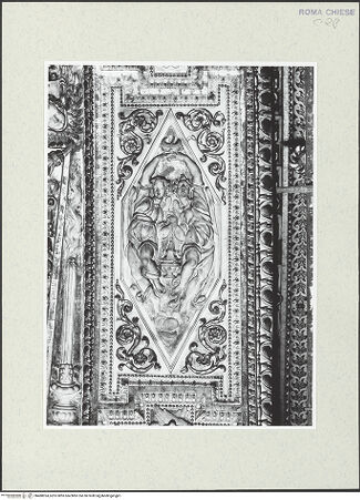 Vorderseite von Sopr. BAS Roma [https://rightsstatements.org/page/CNE/1.0/] Stuckierung des Presbyteriums - Unterzug des Apsisbogens: Engel mit Weihrauchgefäßen, bh488924_recto. Foto.