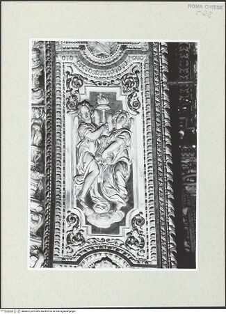 Vorderseite von Sopr. BAS Roma [https://rightsstatements.org/page/CNE/1.0/] Stuckierung des Presbyteriums - Unterzug des Apsisbogens: Engel mit Flammenkandelaber, bh488925_recto. Foto.
