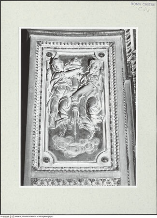 Vorderseite von Sopr. BAS Roma [https://rightsstatements.org/page/CNE/1.0/] Stuckierung des Presbyteriums - Apsisbogen: Engel mit Fackel, bh488928_recto. Foto.