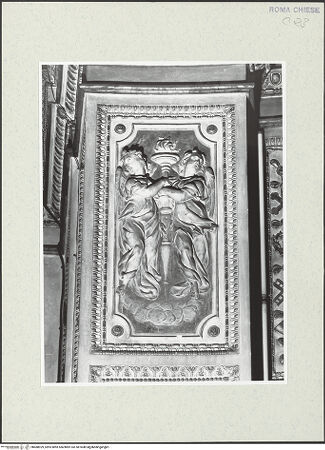 Vorderseite von Sopr. BAS Roma [https://rightsstatements.org/page/CNE/1.0/] Stuckierung des Presbyteriums - Apsisbogen: Engel mit Fackel, bh488929_recto. Foto.