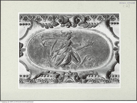 Vorderseite von Sopr. BAS Roma [https://rightsstatements.org/page/CNE/1.0/] Stuckierung des Presbyteriums - Medaillon mit allegorischer Figur (Charitas?), bh488931_recto. Foto.