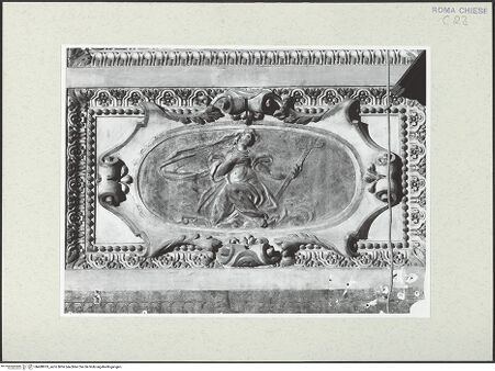 Vorderseite von Sopr. BAS Roma [https://rightsstatements.org/page/CNE/1.0/] Stuckierung des Presbyteriums - Medaillon mit allegorischer Figur (Fides?), bh488933_recto. Foto.