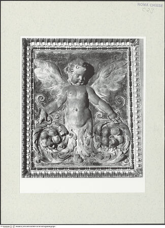 Vorderseite von Sopr. BAS Roma [https://rightsstatements.org/page/CNE/1.0/] Stuckierung des Presbyteriums - Puttenornament, bh488935_recto. Foto.