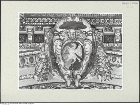 Vorderseite von Sopr. BAS Roma [https://rightsstatements.org/page/CNE/1.0/] Stuckierung des Presbyteriums - Scheitel des Apsisbogens, Wappen des Kardinal Rusticucci, bh489083_recto. Foto.