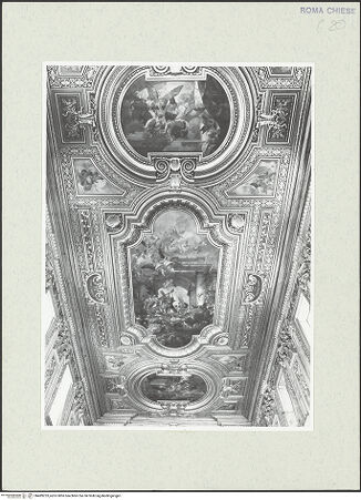Vorderseite von Sopr. BAS ROMA [https://www.deutsche-digitale-bibliothek.de/content/lizenzen/rv-ez/] Santa Croce e San Bonaventura dei Lucchesi - Blick zur Holzdecke mit Gemälden von Filippo Gherardi und Giovanni Cali, 1673-1677, bh489233_recto. Foto.