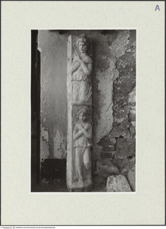 Vorderseite von ICCD [https://www.deutsche-digitale-bibliothek.de/content/lizenzen/rv-ez/] Zwei Engel (eines Pfeilers?) - Gesamtansicht, bh489545_recto. Foto.