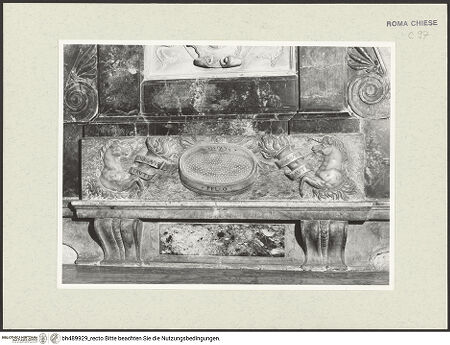 Vorderseite von Sopr. BAS ROMA [https://www.deutsche-digitale-bibliothek.de/content/lizenzen/rv-ez/] Grabmonument von Kardinal Alessandro Crivelli - Detail: Sockelzone mit Devise des Kardinals, bh489929_recto. Foto.