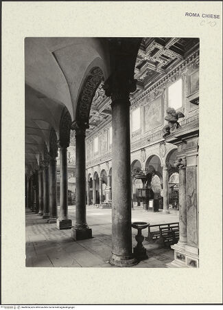 Vorderseite von Savio, Oscar [https://www.deutsche-digitale-bibliothek.de/content/lizenzen/rv-ez/] Santa Maria in Aracoeli - Blick vom rechten Seitenschiff aus in das Mittelschiff in Richtung Eingangswand, bh489934_recto. Foto.