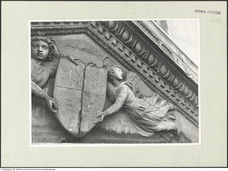 Vorderseite von Sopr. BAS ROMA [https://www.deutsche-digitale-bibliothek.de/content/lizenzen/rv-ez/] PortalskulpturZwei Engel halten ein Wappen (abgearbeitet) - Detail: Wappen und rechter Engel, bh490021_recto. Foto.
