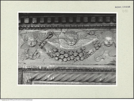 Vorderseite von Sopr. BAS ROMA [https://www.deutsche-digitale-bibliothek.de/content/lizenzen/rv-ez/] PortalskulpturFruchtgirlanden und Cherubim - Detail, bh490022_recto. Foto.