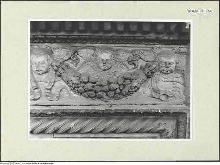 Vorderseite von Sopr. BAS ROMA [https://www.deutsche-digitale-bibliothek.de/content/lizenzen/rv-ez/] PortalskulpturFruchtgirlanden und Cherubim - Detail, bh490023_recto. Foto.