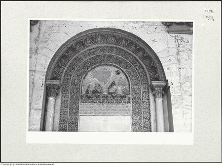 Vorderseite von Bibliotheca Hertziana [https://www.deutsche-digitale-bibliothek.de/content/lizenzen/rv-fz/] Altes Südportal - Archivolte, Tympanon und Türsturz, bh490038_recto. Foto.