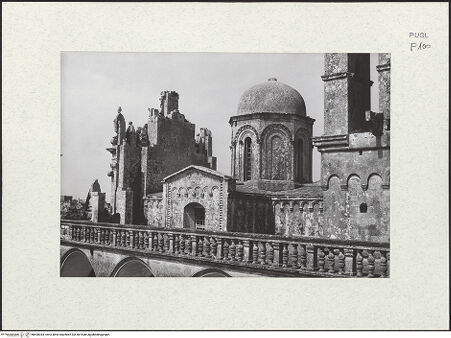 Vorderseite von Bibliotheca Hertziana [https://www.deutsche-digitale-bibliothek.de/content/lizenzen/rv-fz/] Santi Niccolò e CataldoSüdseite: Obergaden und Kuppel - Kuppel mit oberem Teil der rechten Querhausfront und Rückseite der Fassade von Südosten, bh490044_recto. Foto: Kruft, Hanno-Walter.