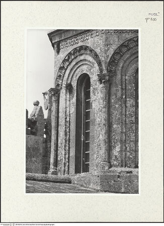 Vorderseite von Bibliotheca Hertziana [https://www.deutsche-digitale-bibliothek.de/content/lizenzen/rv-fz/] Santi Niccolò e CataldoSüdseite: Obergaden und Kuppel - Kuppel, Ausschnitt, Fensterrahmungen und Fries von Südosten, bh490045_recto. Foto: Kruft, Hanno-Walter.