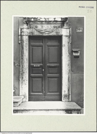 Vorderseite von Sopr. BAS Roma [https://www.deutsche-digitale-bibliothek.de/content/lizenzen/rv-ez/] Portal mit Girlande auf dem Türsturz (zum Gebäude der Padri Oblati) - , bh490058_recto. Foto.