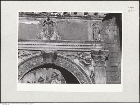 Vorderseite von Bibliotheca Hertziana [https://www.deutsche-digitale-bibliothek.de/content/lizenzen/rv-fz/] Porta Capuana - Ostseite, Detail: oberes Teil des Torbogens, Gebälk und Wappen, bh490409_recto. Foto.