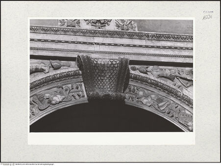 Vorderseite von Bibliotheca Hertziana [https://www.deutsche-digitale-bibliothek.de/content/lizenzen/rv-fz/] Porta Capuana - Ostseite, Detail: oberes Teil des Torbogens und Gebälk, bh490410_recto. Foto.