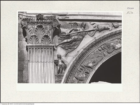 Vorderseite von Bibliotheca Hertziana [https://www.deutsche-digitale-bibliothek.de/content/lizenzen/rv-fz/] Porta Capuana - Ostseite, Detail: linker Eckzwickel mit Viktoria, bh490411_recto. Foto.