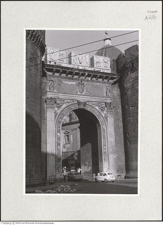 Vorderseite von Bibliotheca Hertziana [https://www.deutsche-digitale-bibliothek.de/content/lizenzen/rv-fz/] Porta Capuana - Ansicht von Osten, bh490413_recto. Foto.