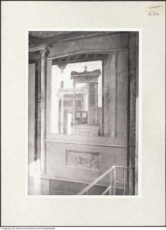 Vorderseite von Bibliotheca Hertziana [https://www.deutsche-digitale-bibliothek.de/content/lizenzen/rv-fz/] Herkules erwürgt in seiner Wiege zwei Schlangen; der Tod des Pentheus; Amphion und Zethus rächen ihre Mutter (indem sie Dirce an die Hörner eines Stiers binden) - Prospekt einer Pergolaarchitektur, bh490934_recto. Foto: Kruft, Hanno-Walter.