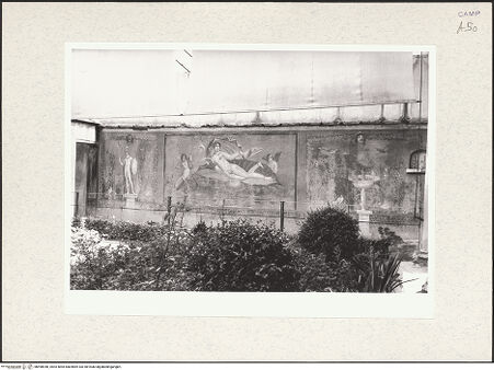 Vorderseite von Bibliotheca Hertziana [https://www.deutsche-digitale-bibliothek.de/content/lizenzen/rv-fz/] Wanddekoration mit der Geburt der Venus - Darstellungen eines Kriegers auf einem Sockel stehend, Venus in der Muschel und Gartenidyll (Südwand), bh490940_recto. Foto: Kruft, Hanno-Walter.