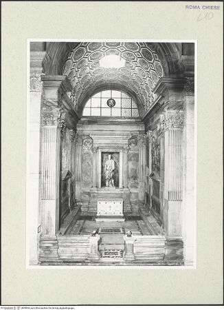 Vorderseite von Sopr. BAS ROMA [https://www.deutsche-digitale-bibliothek.de/content/lizenzen/rv-ez/] San Giacomo degli SpagnoliCappella di San Giacomo - Blick in die Kapelle vom Kirchenschiff aus, bh490964_recto. Foto.