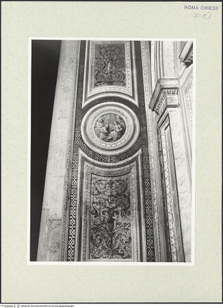Vorderseite von Sopr. BAS ROMA [https://www.deutsche-digitale-bibliothek.de/content/lizenzen/rv-ez/] San Giacomo degli SpagnoliCappella di Sant'Anna - Linker Pilaster, bh490968_recto. Foto.