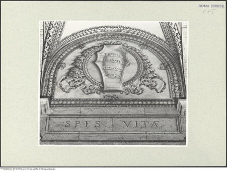 Vorderseite von Sopr. BAS ROMA [https://www.deutsche-digitale-bibliothek.de/content/lizenzen/rv-ez/] Deckenmalerei in San Giacomo degli Spagnoli - Rechtes Seitenschiff, Bemalung der Lünetten über den Kapellen, Wappen mit dem Datum 1. Dezember 1931, bh490989_recto. Foto.