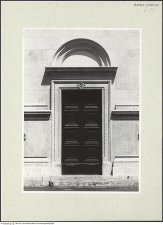Vorderseite von Sopr. BAS ROMA [https://www.deutsche-digitale-bibliothek.de/content/lizenzen/rv-ez/] San Giacomo degli SpagnoliOstfassade - Fassade zum Corso Rinascimento, Portal, bh491001_recto. Foto.