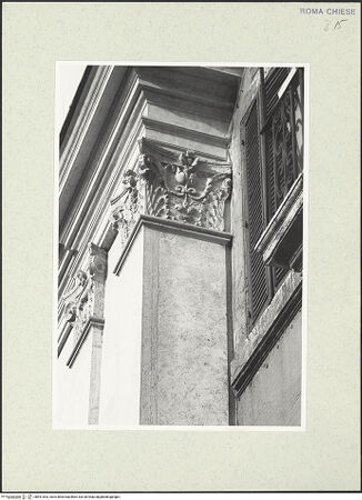 Vorderseite von Sopr. BAS ROMA [https://www.deutsche-digitale-bibliothek.de/content/lizenzen/rv-ez/] San Giacomo degli SpagnoliWestfassade - Fassade zur Piazza Navona, Detail: Pilasterkapitell, rechts, bh491003_recto. Foto.