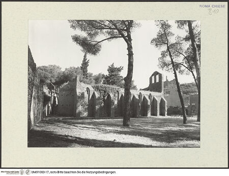 Vorderseite von Bibliotheca Hertziana [https://www.deutsche-digitale-bibliothek.de/content/lizenzen/rv-fz/] Grabmal für den Kanoniker Luigi Oreste Borgia - Gesamtansicht, über dem Grabmal: Fragment eines Freskos (17.Jh.) eine Sybille darstellend, bh491083-17_recto. Foto.