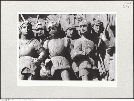 Vorderseite von Bibliotheca Hertziana [https://www.deutsche-digitale-bibliothek.de/content/lizenzen/rv-fz/] Triumphbogen Alfonsos VFerdinand als Anführer der aragonesischen Armee - Rechte Hälfte, Krieger, Detail: Oberkörper, bh491083-45_recto. Foto: Kruft, Hanno-Walter.