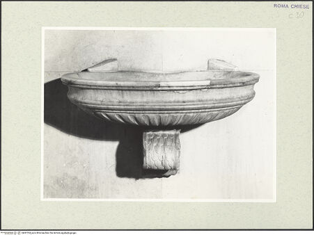 Vorderseite von Sopr. BAS ROMA [https://www.deutsche-digitale-bibliothek.de/content/lizenzen/rv-ez/] Weihwasserbecken - , bh491534_recto. Foto.