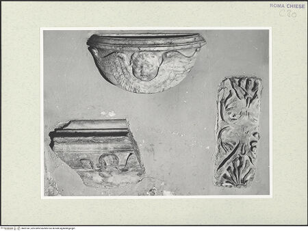 Vorderseite von Sopr. BAS ROMA [https://www.deutsche-digitale-bibliothek.de/content/lizenzen/rv-ez/] Weihwasserbecken - Weihwasserbecken mit zwei weiteren Architekturfragmenten, bh491541_recto. Foto.