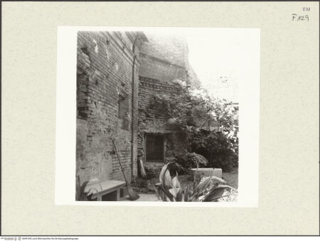 Vorderseite von Bibliotheca Hertziana [https://www.deutsche-digitale-bibliothek.de/content/lizenzen/rv-fz/] San Michele in AfriciscoAußenbau - Apsis von Südosten, bh491695_recto. Foto.