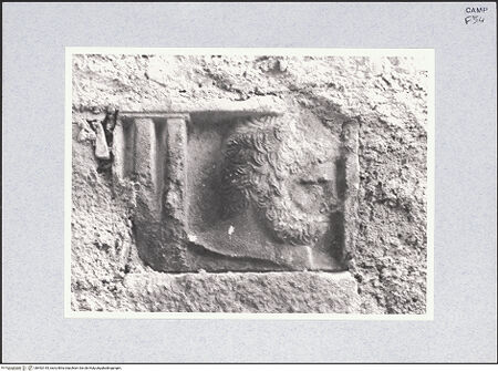 Vorderseite von Bibliotheca Hertziana [https://www.deutsche-digitale-bibliothek.de/content/lizenzen/rv-fz/] Fragment einer Metope - Gesamtansicht, bh492155_recto. Foto: Hutzel, Max.