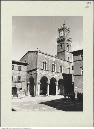 Vorderseite von Bibliotheca Hertziana [https://www.deutsche-digitale-bibliothek.de/content/lizenzen/rv-ez/] Palazzo Comunale - Gesamtansicht mit Loggia und Campanile, bh492316_recto. Foto.