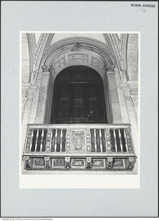 Vorderseite von Sopr. BAS ROMA [https://www.deutsche-digitale-bibliothek.de/content/lizenzen/rv-ez/] Sängelkanzel - Gesamtansicht, bh492438_recto. Foto.