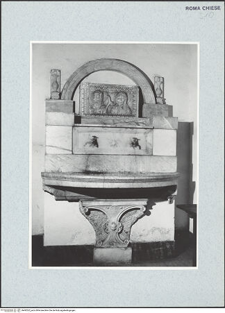 Vorderseite von Sopr. BAS ROMA [https://rightsstatements.org/page/CNE/1.0/] Lavabo aus wiederverwendeten Fragmenten unterschiedlicher Provenienz - Gesamtansicht, bh492532_recto. Foto.