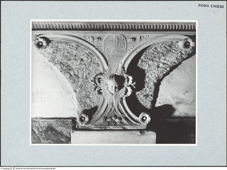 Vorderseite von Sopr. BAS ROMA [https://rightsstatements.org/page/CNE/1.0/] Lavabo aus wiederverwendeten Fragmenten unterschiedlicher ProvenienzFuß des Lavabo (Fragment des Sakramentstabernakel des ehemaligen Hochaltars?) - , bh492540_recto. Foto.