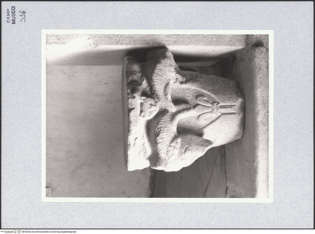 Vorderseite von Bibliotheca Hertziana [https://www.deutsche-digitale-bibliothek.de/content/lizenzen/rv-fz/] Kapitell mit Widderköpfen und Lilie - Frontalansicht, bh492640_recto. Foto: Hutzel, Max.