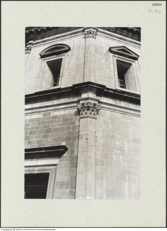 Vorderseite von Bibliotheca Hertziana [https://www.deutsche-digitale-bibliothek.de/content/lizenzen/rv-fz/] Santa Maria della ConsolazioneWestapsis - Detail: Gebälk und Kapitell, bh492947_recto. Foto.